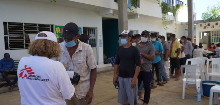 Desde febrero de 2022, un equipo móvil de nuestra organización comenzó a brindar atención médica, de salud mental, servicios sociales y promoción de la salud en el municipio de Palenque, Chiapas, una pequeña comunidad anclada en la selva maya del sureste de México, donde las bandas criminales y los operativos policiales tienen en su punto de mira a la comunidad migrante.Yesika Ocampo/MSF.