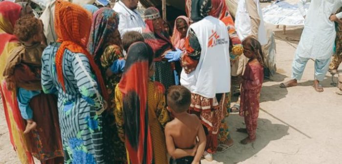 Un promotor de salud de nuestra organización brinda una sesión de salud materno-infantil en un campo de desplazados internos de la administración/distrito de Dera Murad Jamali, Pakistán.MSF.