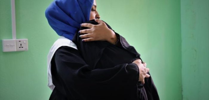 Aura Ramírez, coordinadora de actividades de salud mental en Yemen, junto a la paciente Sanaa.Jinane Saad/MSF.