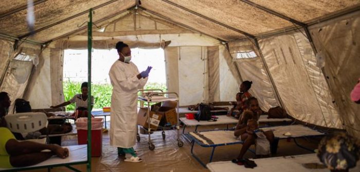 Nuestra respuesta de emergencia ante el brote de cólera en octubre de este año en Hatí: una enfermera de nuestra organización se prepara para inyectar líquidos de hidratación a pacientes.Alexandre Marcou/MSF.