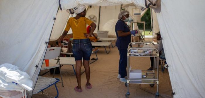 Imagen de archivo del 3 de octubre de 2022: una enfermera de nuestra organización se asegura de que los pacientes de la tienda en nuestro centro de tratamiento contra el cólera reciban un tratamiento de rehidratación para prevenir la diarrea y los vómitos graves. Puerto Príncipe, Haití.Alexandre Marcou/MSF.