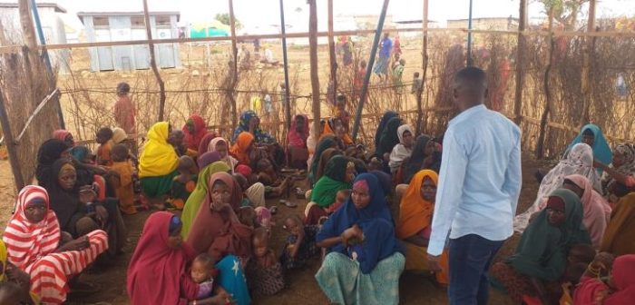 Un trabajador de salud comunitaria brinda una charla de promoción de la salud a la comunidad en el campo para personas desplazadas internamente de Elbet, Baidoa.MSF/Suleiman Hassan.