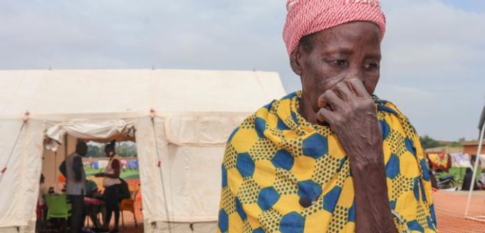 Mariam es una de nuestras pacientes desplazadas internamente en Kaya, Burkina Faso. "Cuando está lloviendo, tenemos que dormir debajo de una lona plástica con mis nietos, porque no tenemos refugios adecuados", nos cuenta.MSF/Mohamed El-Habib Cisse.