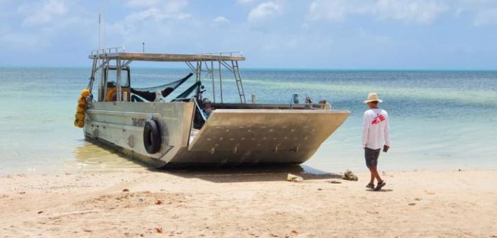 Thomas Hing, nuestro coordinador de logística, en Tab North, Kiribati.Thomas Hing, nuestro coordinador de logística, en Tab North, Kiribati.