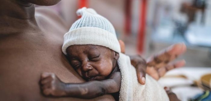 Archange nació prematuramente a las 28 semanas y permaneció en cuidados intensivos durante 45 días en el Centro Hospitalario Comunitario, Bangui, en República Centroafricana. Nuestra organización apoya el servicio de neonatología de este hospital. Barbara Debout.