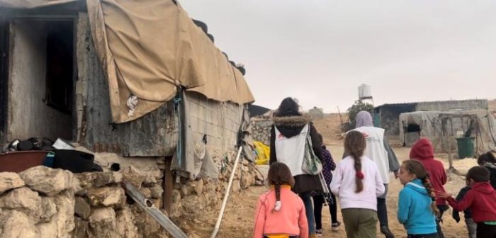 Las autoridades israelíes han ejercido una presión extraordinaria sobre los residentes de Masafer Yatta para que abandonen la zona. Además de demoler sus casas, han instalado puestos de control, confiscado sus vehículos e impuesto toques de queda y otras restricciones de circulación. Estas medidas, que se han intensificado en los últimos meses, han afectado gravemente a la libertad de movimientos de los residentes, a su salud mental y a su capacidad para acceder a servicios básicos, incluida la atención médica.Salam Khatib/MSF.