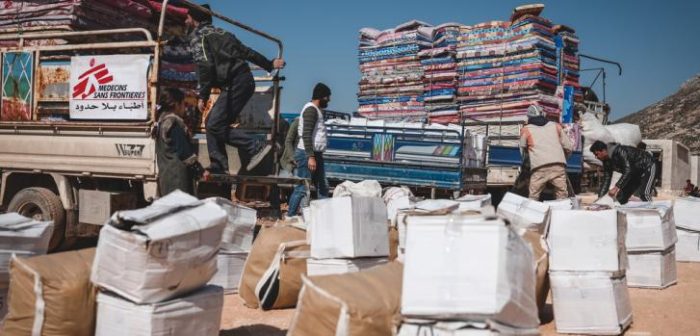 Imagen del 18 de febrero de 2023: distribuimos artículos de emergencia a un centro que acoge a familias desplazadas como consecuencia del terremoto en la ciudad de Salqin, al noroeste de Siria, en la frontera con Turquía.Omar Haj Kadour.