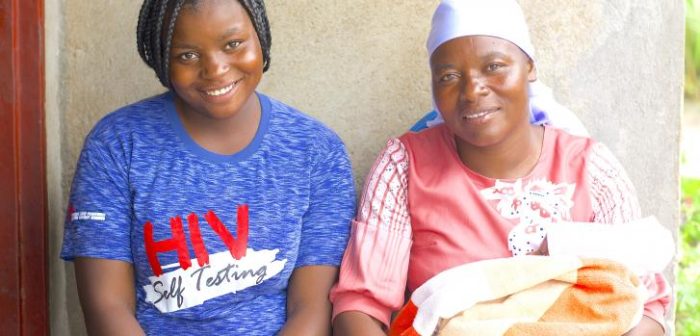 Marvellous Nzenza y su madre Jacqueline Nzenza a la derecha, está muy orgullosa de cómo su hija ha aprendido a cuidar de su bebé y a contribuir al Club de Madres Adolescentes como educadora entre igualesDorothy Meck/Afro Vision Trust.