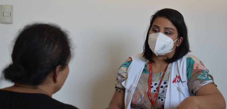 Nadia, a la izquierda, ha recibido asistencia médica y apoyo psicológico y social en nuestra clínica de San Pedro Sula, HondurasLaura Aceituno.