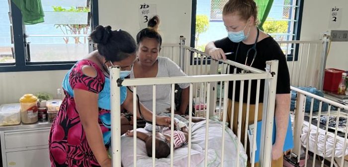 La Dra. Joanne Clarke examina a Nei Aam, de cinco meses, ingresado por bronquiolitis en el Hospital Central Tungaru de Tarawa, KiribatiMSF.