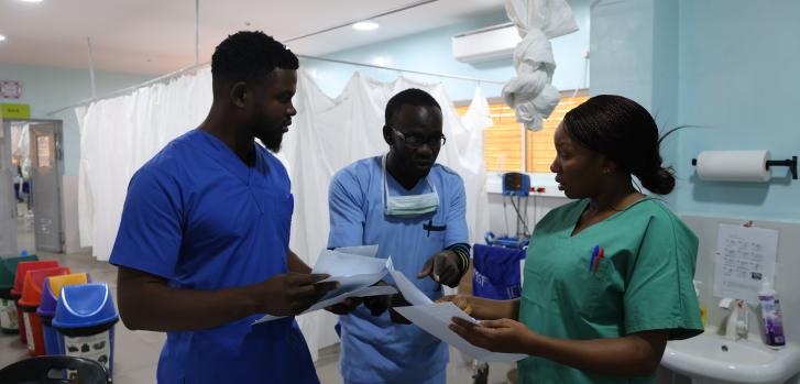 Theophilus Tyonongu y Cecilia Ugochi Anaejionu forman parte del personal de enfermería que atiende a mujeres con complicaciones del embarazo y el parto en Jahun, NigeriaMSF/Holger Vieth.