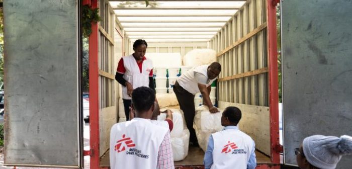 Los kits de higiene para el cólera que distribuimos en la comunidad de Kanana en Hammanskraal, Sudáfrica, incluyen: 10 pastillas de solución de rehidratación oral, cinco pastillas de jabón, 120 Aquatabs (suficientes para matar microorganismos en hasta 40 litros de agua al día durante un mes), un cubo de 10 litros y un bidón para almacenar agua potable.Bafana Ngwenya/MSF.