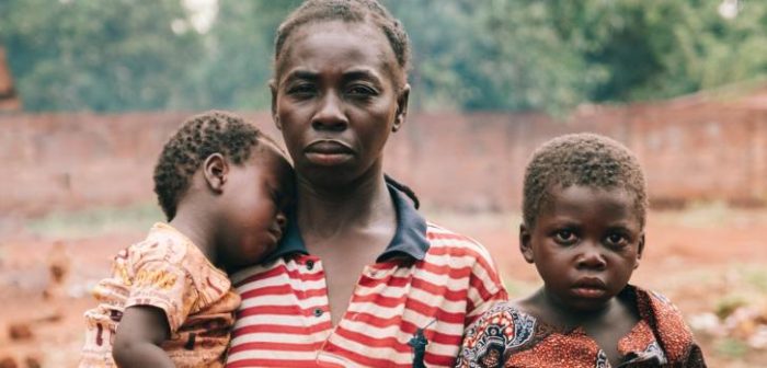 Nadia Sasango junto a sus hijos en el hospital de Bangassou, donde llevamos adelante actividades de asistencia médicaJulien Dewarichet.