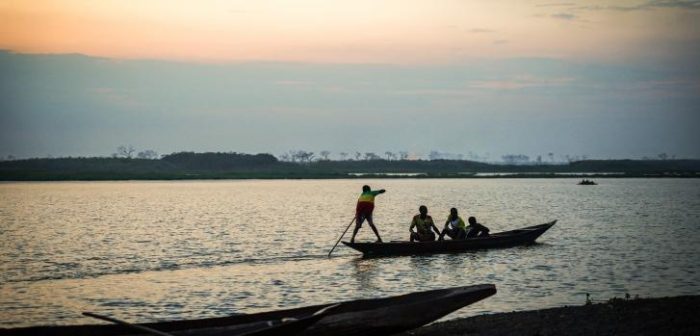 Un niño rema en canoa en el río Nilo, condado de Akoka, estado del Alto Nilo. Akoka es una de las zonas donde distribuimos 11 canoas para ayudar a la comunidad a transportar a los enfermos al hospital cuando la zona se inundaPaul Odongo/MSF.