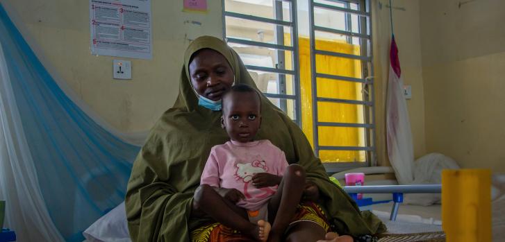 Belki y su hijo Sadik fueron ingresados en el hospital especializado Murtala Mohamad, en Kano, Nigeria, donde gestionamos un centro de tratamiento de la difteriaEhab Zawati/MSF.