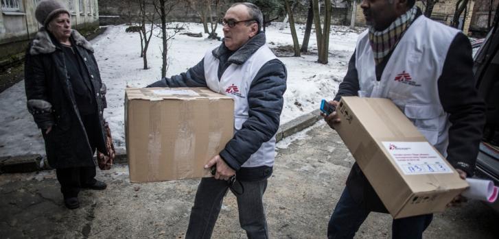 Equipos de MSF entregan suministros médicos para enfermedades crónicas en el Hospital Nº6 en Donetsk, Ucrania. © Manu BraboManu Brabo