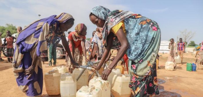 Personas refugiadas recogiendo agua en los puntos de distribución que instalamos en el campo de Adre, al este del ChadMSF/Nisma Leboul.