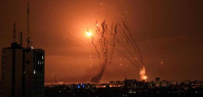Milicianos palestinos lanzan una salva de cohetes desde Gaza mientras un misil israelí lanzado desde el sistema de defensa antimisiles, denominado Cúpula de Hierro, intenta interceptar los cohetes, disparados desde la Franja de Gaza, sobre la ciudad de Netivot, en el sur de Israel, el 8 de octubre de 2023Mahmud Hams/AFP.