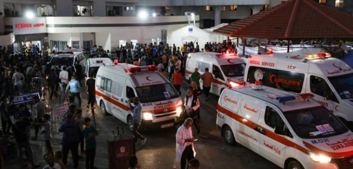 15 de octubre: las ambulancias que transportan a las víctimas de los ataques se agolpan a la entrada de la sala de urgencias del hospital Al-Shifa, en Gaza.Dawood Nemer/AFP.