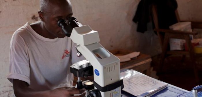 Christian Liripa DZ’ko, supervisor del laboratorio, evalúa muestras de sangre para detectar la presencia del parásito que causa la tripanosomiasis africana humana (enfermedad del sueño) en República Democrática del Congo.Marizilda Cruppe