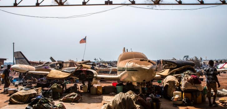 Alrededor de 100.000 personas vivieron en el aeropuerto de M'poko, República Centroafricana, en busca de protección, con temos de los grupos armados de la región. ©Juan Carlos Tomasi/MSF 2014
