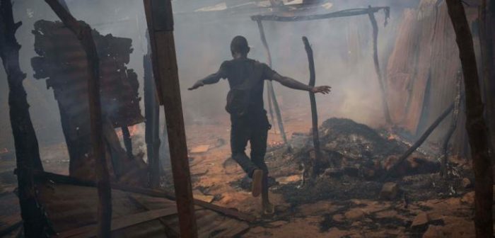 Periferia de Bangui, República Centroafricana, febrero de 2014. Las casas de los musulmanes que huyeron, saqueadas y luego incendiadas ©Marcus Bleasdale/VII