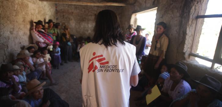 Personal de MSF en una sesión informativa sobre el tratamiento contra el Chagas en la comunidad de Kochapata ©Juan Renau
