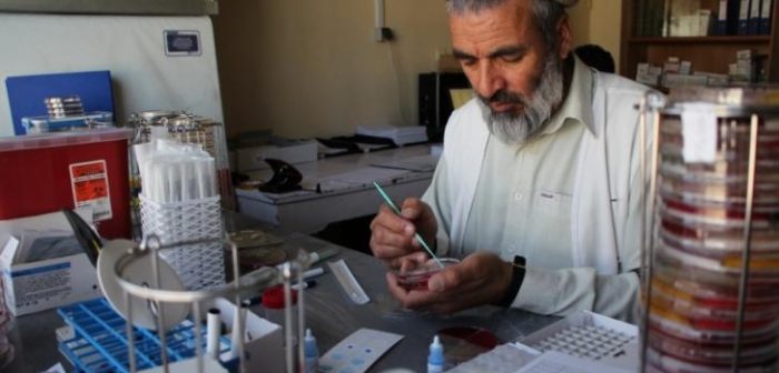 El doctor Wardak Abdul Qayoum asistiendo al microbiólogo en la supervisión del equipo. En Afganistán.