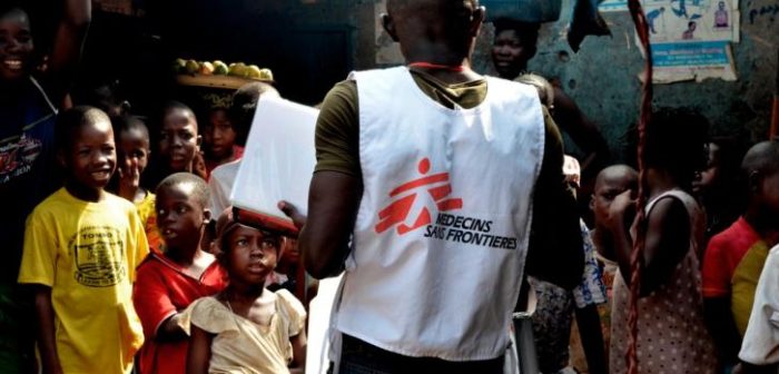 Los equipos de promoción de la salud explican en Freetown (Sierra Leona) cómo reconocer los síntomas de ébola © Alessandro Siclari/MSF