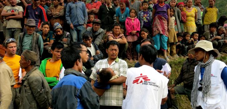 Nepal tras el terremoto: un padre lleva a su hijo de cuatro años a los médicos de MSF en la aldea de Gumpathang. El niño tenía una fractura grave y fue evacuado por MSF al Hospital de Pathan. © MSFMSF