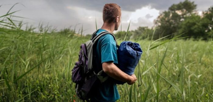 Junio de 2015 (antes del cierre total de fronteras). Un afgano de 18 años en la frontera de Grecia y la Antigua República Yugoslava de Macedonia. Desde que salió de Afganistán ya gastó 3 pares de zapatillas. La bolsa de dormir y la mochila son las únicas pertenencias que carga. ©Alessandro Penso