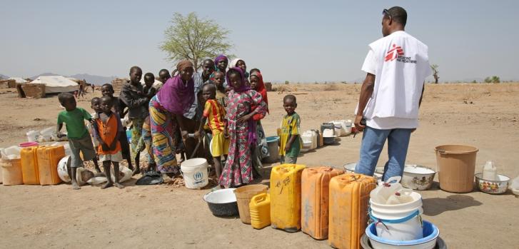 Distribución de agua de MSF en el campo Minawao (de desplazados por los ataques de Boko Haram) ©Tristan PfundTristan Pfund