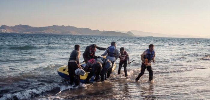Siete personas llegan a las costas de Kos (Grecia) en un pequeño bote inflable después de remar toda la noche. ©Alessandro Penso