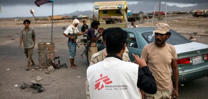 Equipo de Médicos Sin Fronteras en las calles de Adén, Yemen, hablando con hombres armados. ©Guillaume Binet/MYOPGuillaume Binet/MYOP