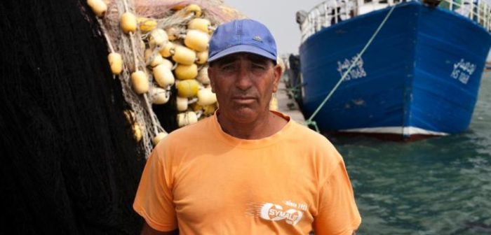 Slah es un pescador-buzo tunecino que recibió entrenamiento de MSF para tratar los cuerpos que encuentra en el mar. ©Albert Masias/MSF
