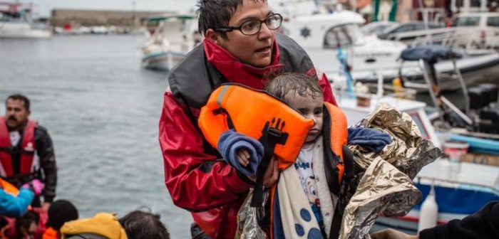 Uno de los tantos niños rescatados por el equipo de Greenpeace y Médicos Sin Fronteras en la costa de Lesbos el 16 de diciembre ©Will Rose/MSF