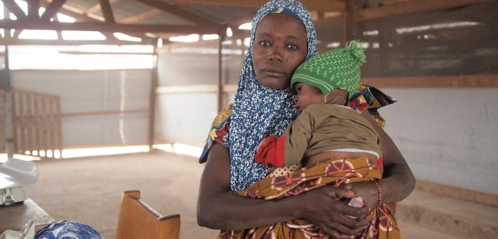 Foureza Noura viajó 130 kilometros desde su pueblo en Nigeria para llevar a su hijo a la clínica de Médicos Sin Fronteras en Niger donde se tratan casos de malaria y desnutrición ©KRISHAN Cheyenne/MSF