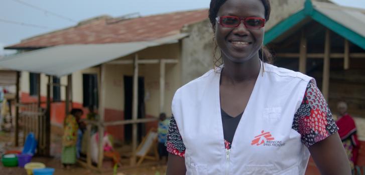 Mame Anna Sane, líder del equipo médico, durante una visita al centro de Biakato ©Natacha Buhler/MSF