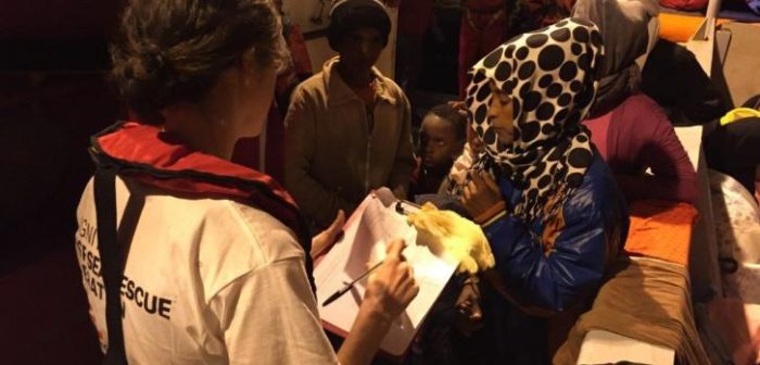 Dignity I recibe el traspaso de 308 personas (205 hombres, 80 mujeres y 23 niños), la mayoría de Eritrea, rescatadas por un barco italiano ©Juan Matias Gil/MSF
