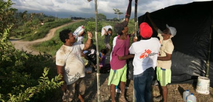 Ayudando a construir refugios en la isla de Portete tras el terremoto en Ecuador ©Albert Masias/MSF