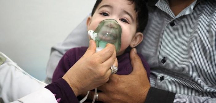 Sefaw de 9 meses y su papá Sassi en el policlínico de Zuwara. "Se resfrió y tiene algunas dificultades respiratorias". ©Samuel Gratacap