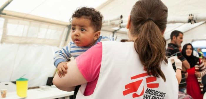 Vacunación de MSF en el campo Evzoni, cerca del campo de Idomeni, en Grecia  ©Rocco Rorandelli/TerraProject