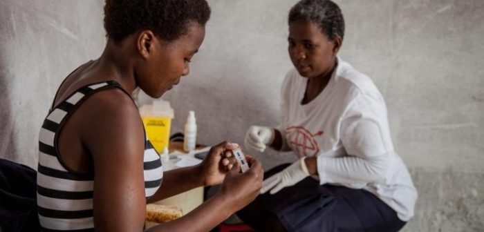 Trabajadora de MSF realiza un test de VIH a una paciente de Sudáfrica.Greg Lomas
