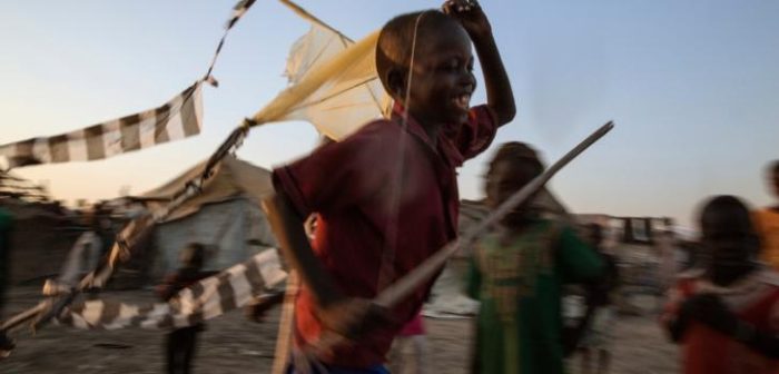 Durante la noche, algunos campos de refugiados como el de Wau Shilluk, en Sudán del Sur, están llenos de barriletes que los niños vuelan sobre chozas y techos de paja.Anna Surinyach / Médecins Sans Frontières