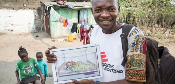 Maurice Elenga Ilunga es supervisor de promoción de la salud. Planea cómo comunicar a las comunidades los riesgos de la fiebre amarilla. ©Dieter Telemans