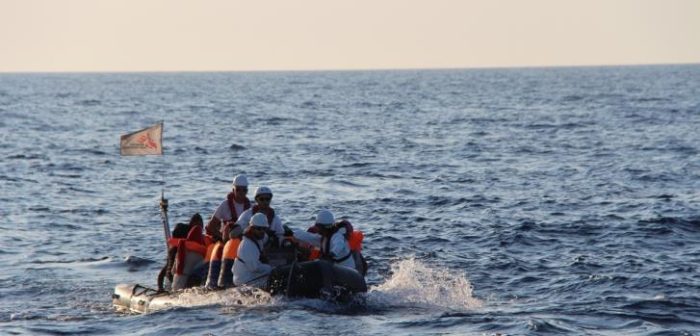 Los primeros rescatados por Médicos Sin Fronteras llevados sanos y salvos desde una de las embarcaciones precarias hasta el barco Dignity I @MSF