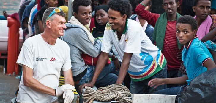 Dr. Pierre Vachaud conversando con un joven de Eritrea mientras el barco de búsqueda y rescate de Médicos Sin Fronteras se prepara para desembarcar en Italia ©MSF