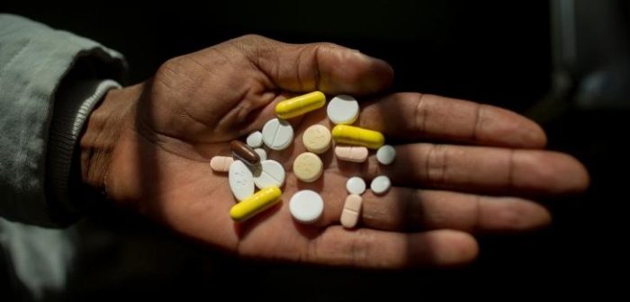 Simphiwe sostiene su medicación diaria. Toma 26 pastillas distintas para tratar la tuberculosis extremadamente resistente a los medicamentos. ©Sydelle WIllow Smith