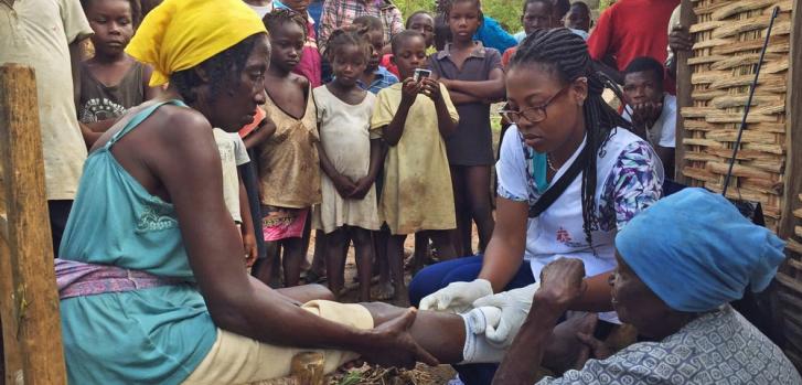 Cassandre Saint-Hubert, enfermera de Haití, tratando pacientes en una clínica móvil de Médicos Sin Fronteras en Nan Sevre, en las montañas norte de Port-à-Piment. ©Joffrey Monnier/MSF