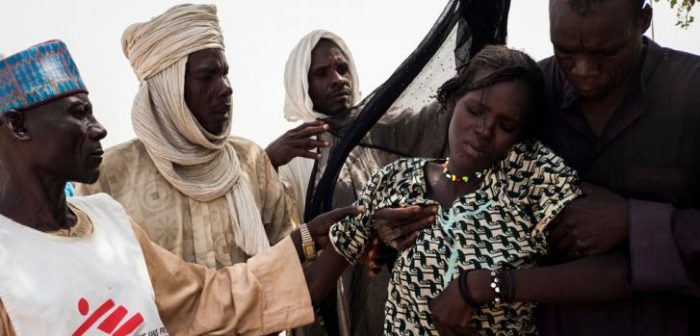 Una mujer joven, de un campo para desplazados internos en la ciudad de Yakoua, es asistida después de haber viajado más de 30 km en un carro a caballo para llegar a la clínica móvil de MSF cerca de Bol, Chad ©Dominic Nahr